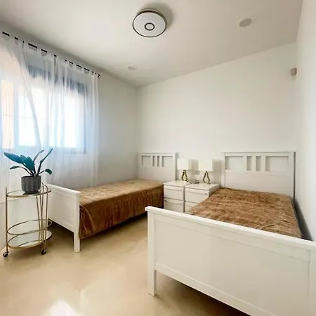 Atico Duplex Con Vistas Al Golf מארבלה